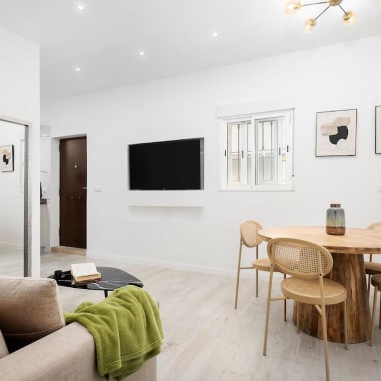 Newly refurbished Modern 2-Bed Apartment in Heart of Torremolinos - Apartamento de 2 dormitorios - 1