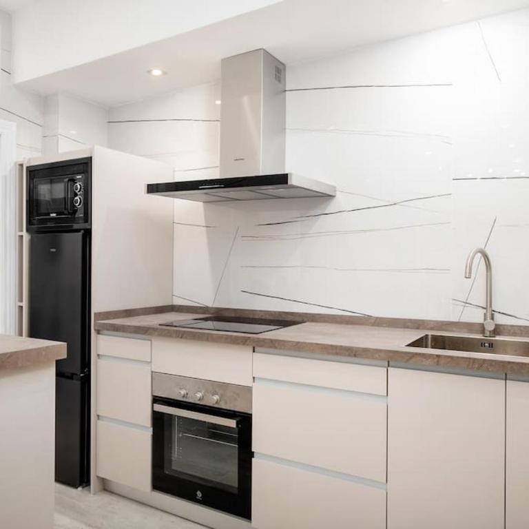 Newly refurbished Modern 2-Bed Apartment in Heart of Torremolinos - Apartamento de 2 dormitorios - 2