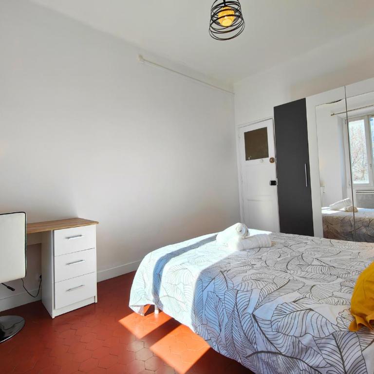 Massilia Home - Idéal Famille & Groupe d'Amis en Citytrip Marseille - Vieux-Port & Le Panier à pied - Métro Jules Guesde 150m - Gare St-Charles 10min à pied - CENTRE VILLE - WIFI HD - Apartment mit 2 Schlafzimmern - 4
