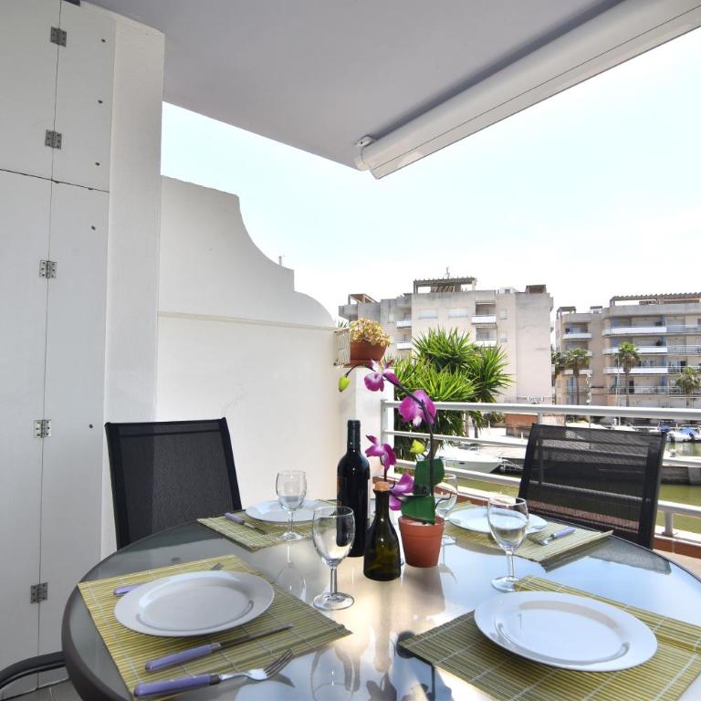 RNET - 1-8 Puerto Madeira Canal View - One-Bedroom Apartment - 2
