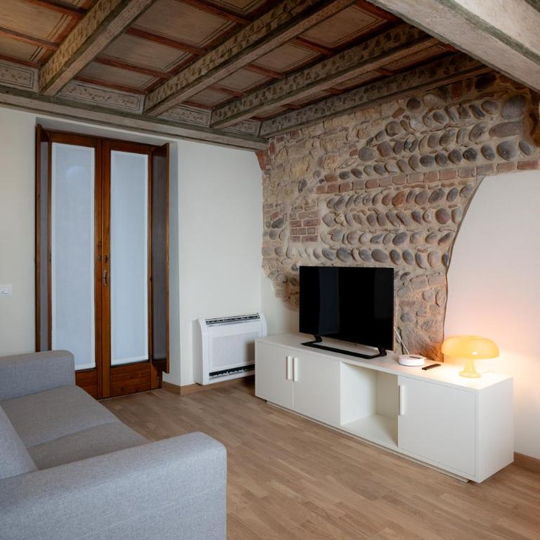 Verona Design - One-Bedroom Apartment - Ground Floor - Separate Building - 2