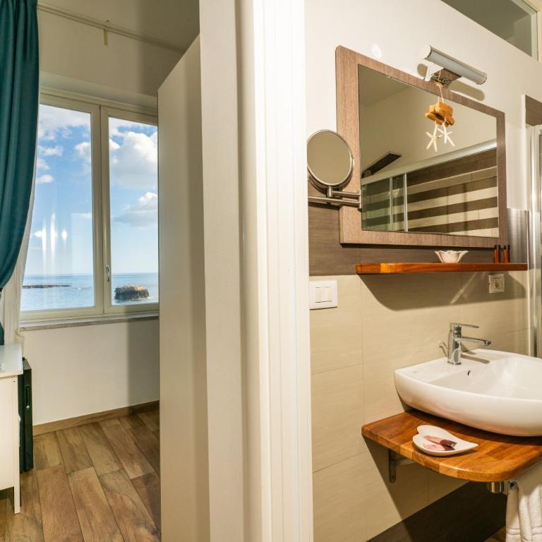 MarLove Sea View with Private Access to the Sea - Camera Queen con Vista Mare - 3