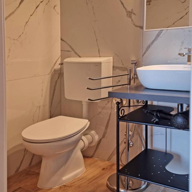 GuestHouse Martin - Family Room with Private Bathroom - 9