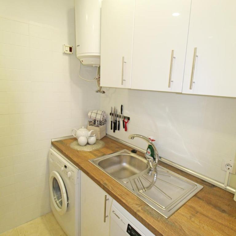 Castle views. Terrace. Design style. AC. Wifi. Refurbished. Supercentric. - Two-Bedroom Apartment - 27