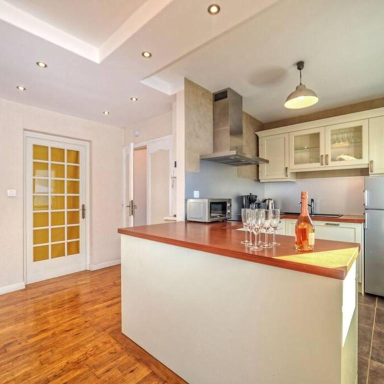 VILLE ET VOLCANS - Grand gite proche centre-ville pour 24 personnes - Maison de Vacances - 43