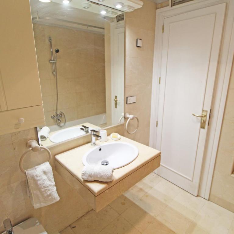 Castle views. Terrace. Design style. AC. Wifi. Refurbished. Supercentric. - Two-Bedroom Apartment - 39