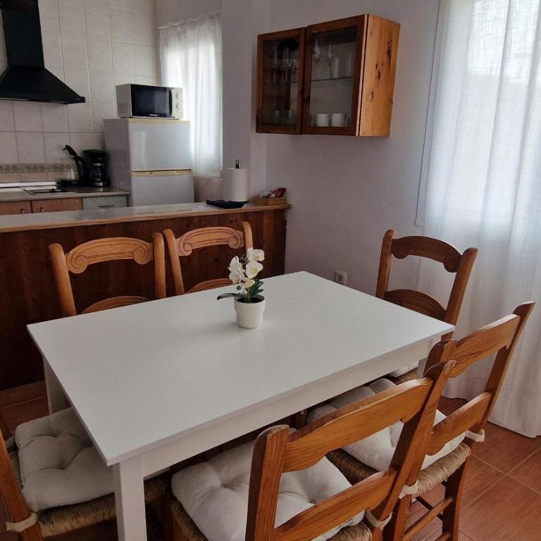 Apartamentos Latin - Apartamento de 2 dormitorios con vistas a la piscina - 10