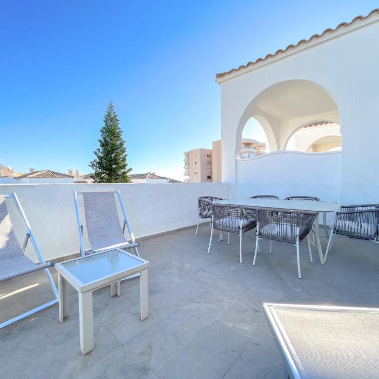 Appartement spacieux avec terrasse et piscine - Two-Bedroom Apartment - 16