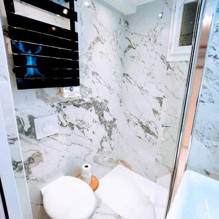 Le Mas d'Angeline-Vue mer panoramique, jardin partagé, parking, voiture indispensable, route étroite et pentue, à 10 min de Monaco - One-Bedroom Apartment with shower - with sea view - 17