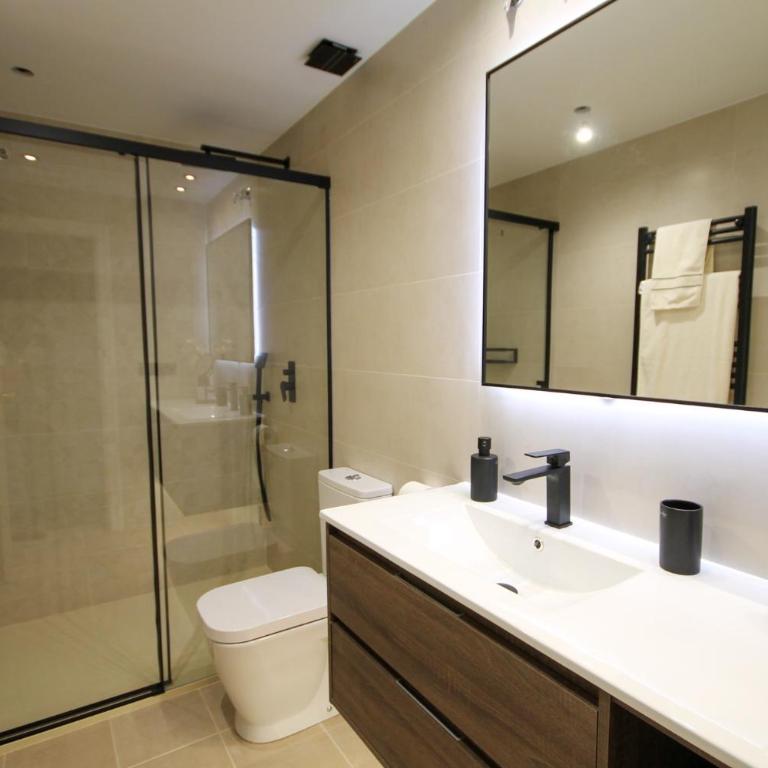 Luxury 2 bed, 2 bath apartment with sea view, central heating and new bathrooms. - Apartamento de 2 dormitorios - 17