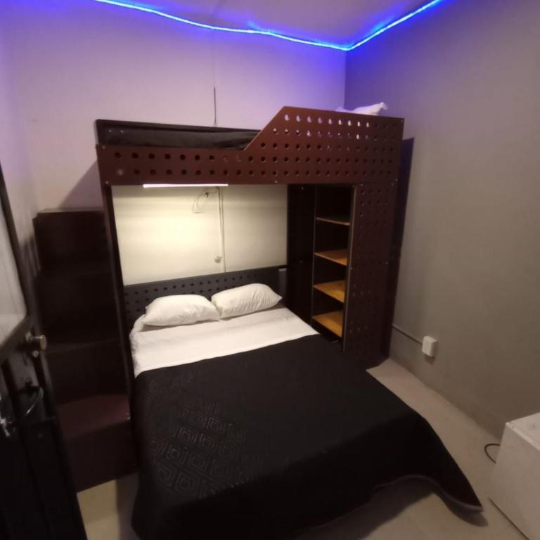 ROOMIES HOSTEL Parque México - Basic Triple Room with Shared Bathroom - 3