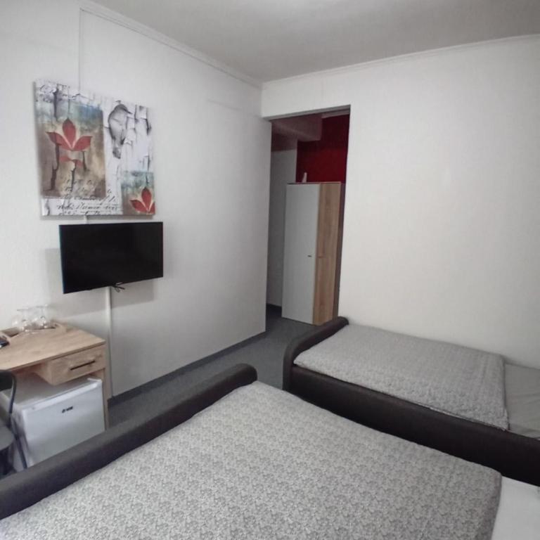 Pansion San - Triple Room with Private Bathroom - 1