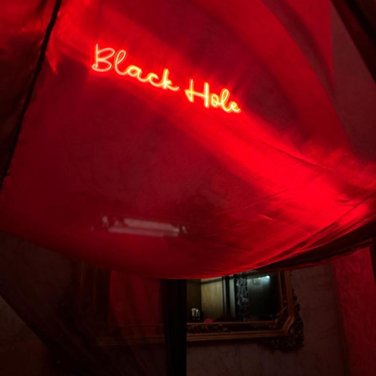 BLACK HOLE ROOMS - One-Bedroom House - 21