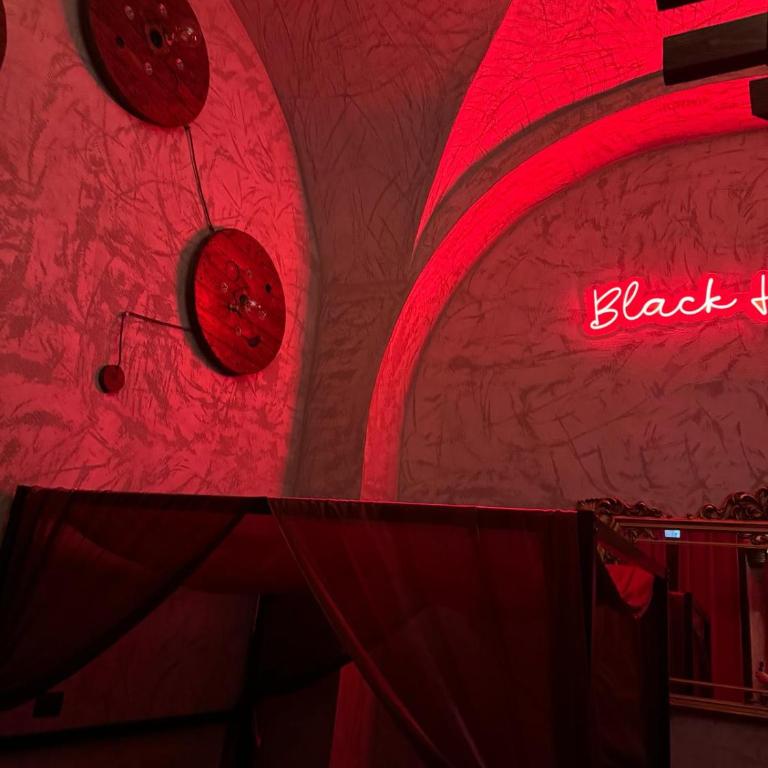 BLACK HOLE ROOMS - One-Bedroom House - 13