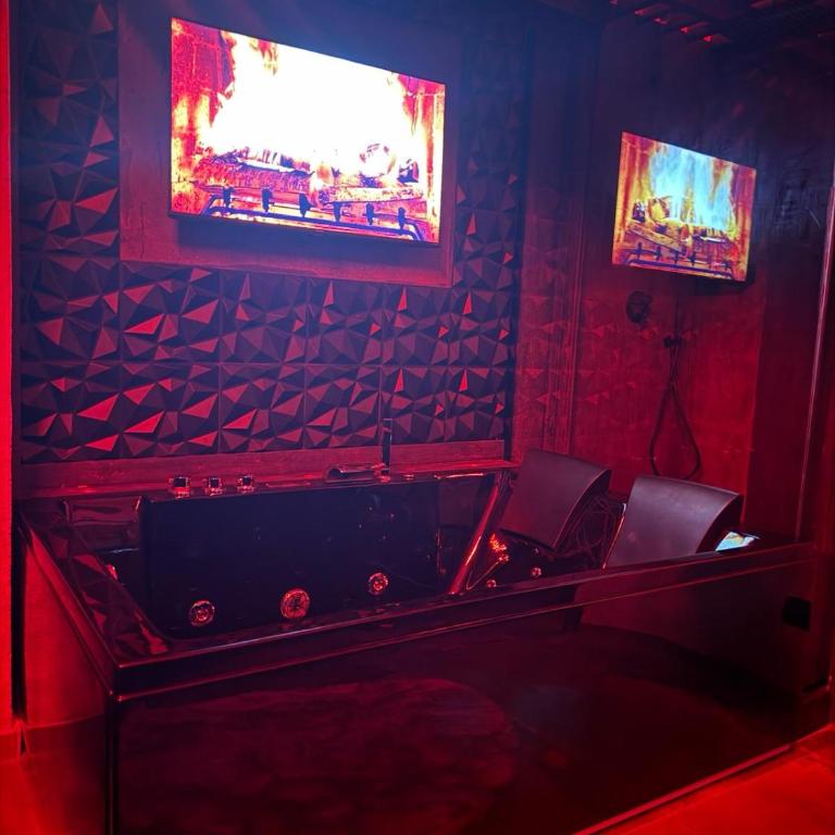 BLACK HOLE ROOMS - One-Bedroom House - 15