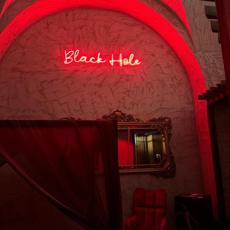 BLACK HOLE ROOMS - One-Bedroom House - 12