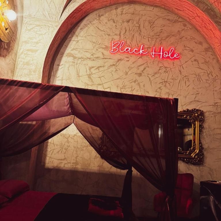 BLACK HOLE ROOMS - One-Bedroom House - 25
