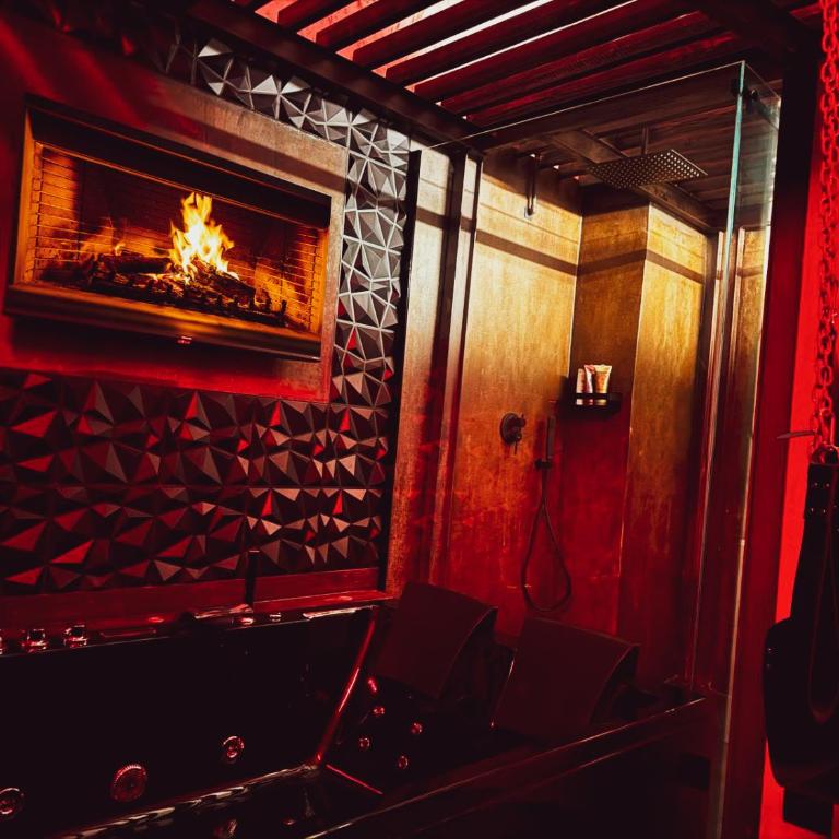 BLACK HOLE ROOMS - One-Bedroom House - 9