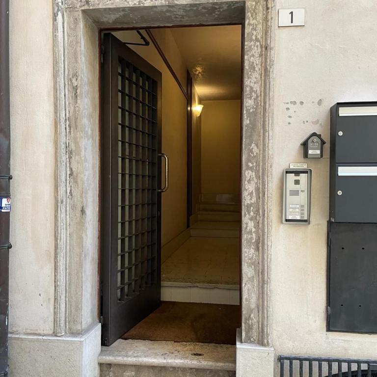 Vicolo Amanti Verona - Appartamento con 2 Camere da Letto - 45