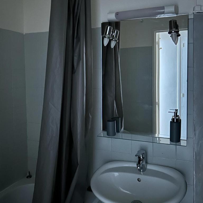 Luxury Appartement Batignole - Two-Bedroom Apartment - 25