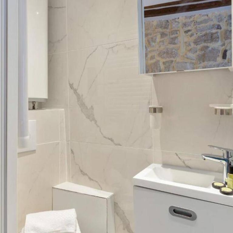 Lou - Stylish Studio Montorgueil Historic Heights - One-Bedroom Apartment - 10