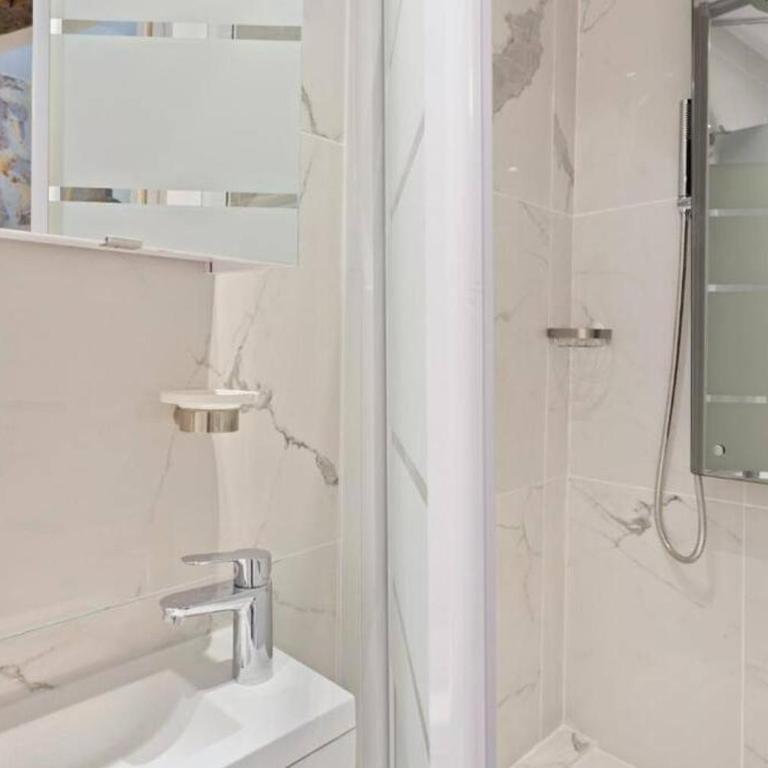 Lou - Stylish Studio Montorgueil Historic Heights - One-Bedroom Apartment - 16