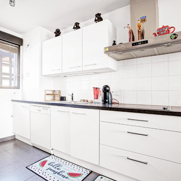 VERT Paradis ST CYPRIEN GOLF CLAIR 3 étoiles, 80 m2 avec Terrasse Pergola, Vue apaisante sur Pins parasols, 2è étage, 2 chambres, 3 CLIM, WIFI - Piscine, Parking et Park à vélos, Ascenseur - en Option Linge, Ménage - Pistes cyclables, Mer à proximité - Two-Bedroom Apartment - 17