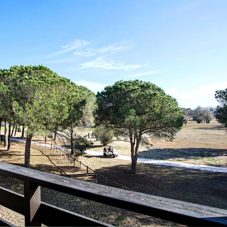 VERT Paradis ST CYPRIEN GOLF CLAIR 3 étoiles, 80 m2 avec Terrasse Pergola, Vue apaisante sur Pins parasols, 2è étage, 2 chambres, 3 CLIM, WIFI - Piscine, Parking et Park à vélos, Ascenseur - en Option Linge, Ménage - Pistes cyclables, Mer à proximité - Two-Bedroom Apartment - 44