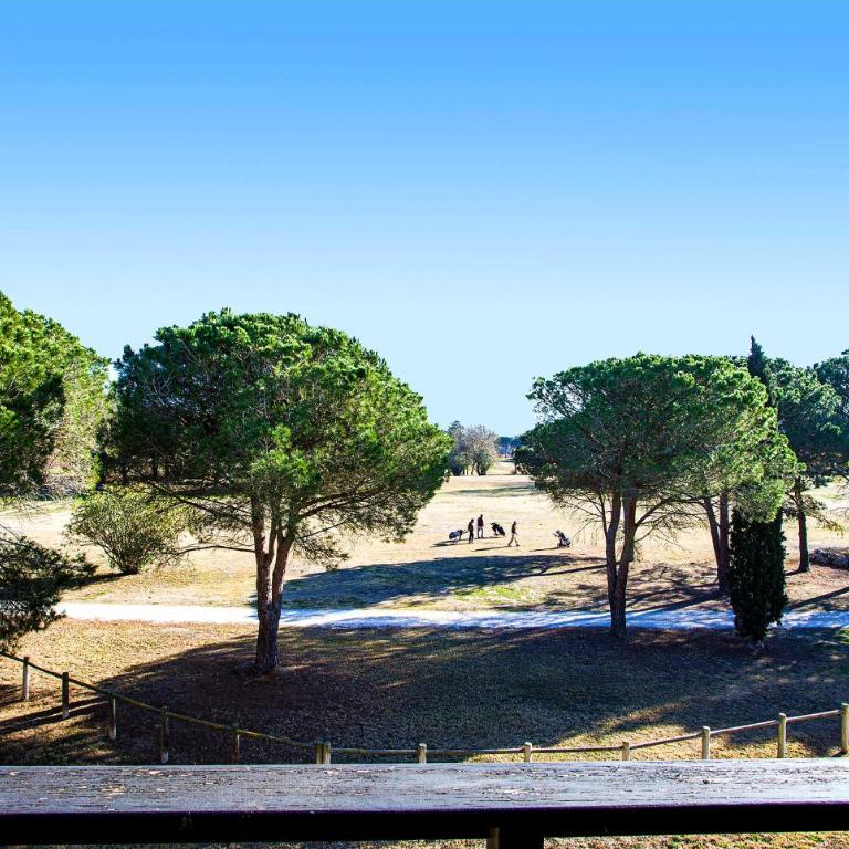 VERT Paradis ST CYPRIEN GOLF CLAIR 3 étoiles, 80 m2 avec Terrasse Pergola, Vue apaisante sur Pins parasols, 2è étage, 2 chambres, 3 CLIM, WIFI - Piscine, Parking et Park à vélos, Ascenseur - en Option Linge, Ménage - Pistes cyclables, Mer à proximité - Two-Bedroom Apartment - 49