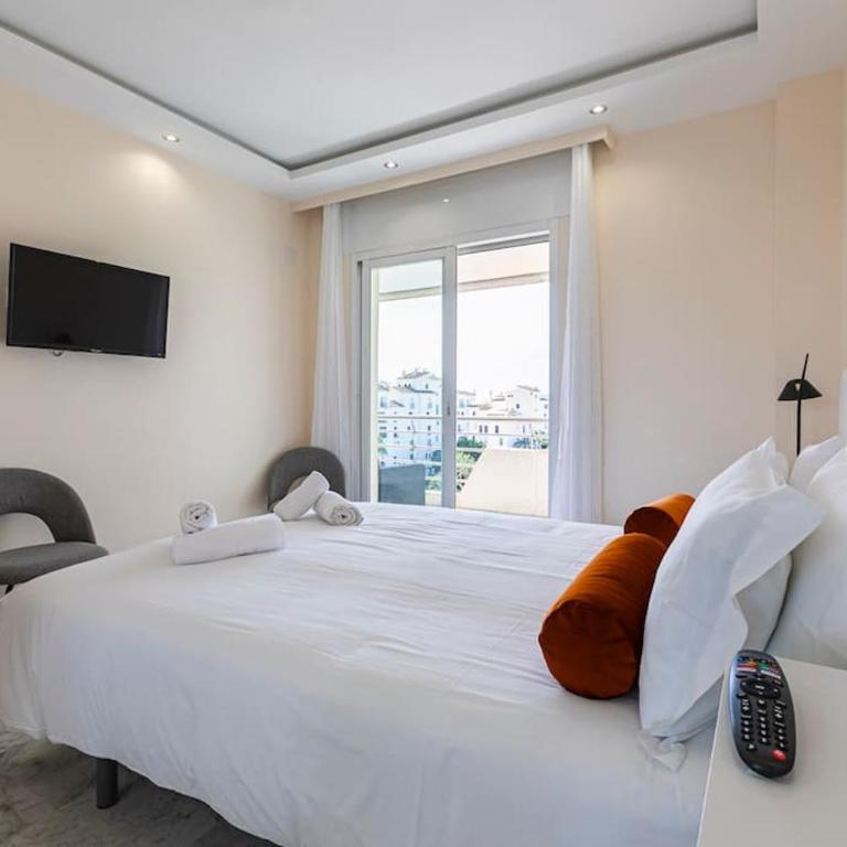 MARBELLA HOME RENTALS - Marina Banus, Puerto Banus, 2BR Luminous pool & parking - Two-Bedroom Apartment - 7