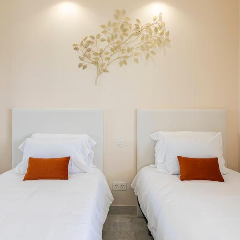 MARBELLA HOME RENTALS - Marina Banus, Puerto Banus, 2BR Luminous pool & parking - Two-Bedroom Apartment - 12