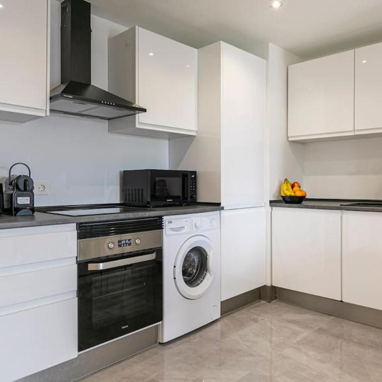MARBELLA HOME RENTALS - Marina Banus, Puerto Banus, 2BR Luminous pool & parking - Two-Bedroom Apartment - 28
