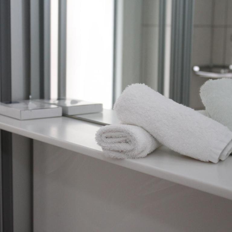 Grichting Hotel & Serviced Apartments - Zimmer mit Kingsize-Bett und Bergblick - 2