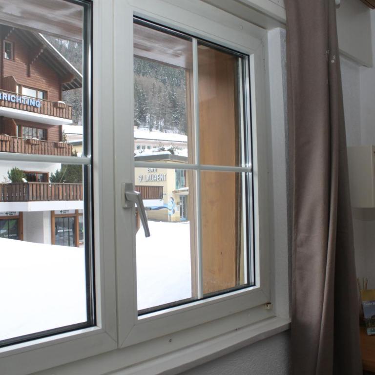 Grichting Hotel & Serviced Apartments - Zimmer mit Kingsize-Bett und Bergblick - 1