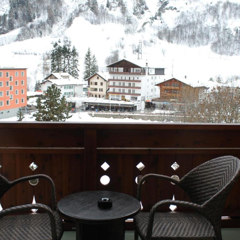Grichting Hotel & Serviced Apartments - Zimmer mit Queensize-Bett und Balkon - 2