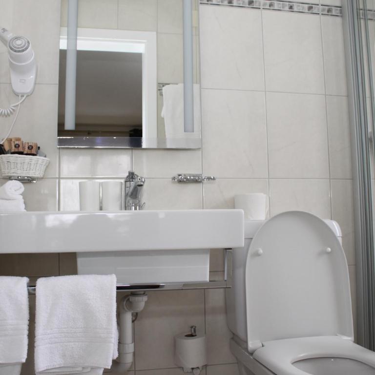 Grichting Hotel & Serviced Apartments - Zimmer mit Queensize-Bett und Balkon - 1