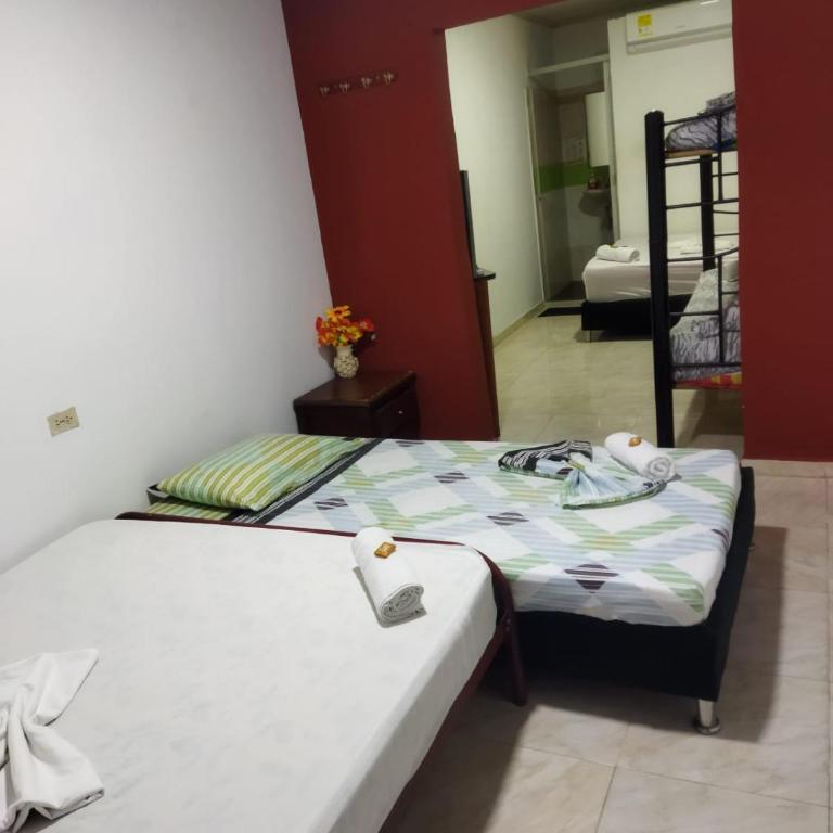 HOSTAL SARITA - Cama individual en dormitorio mixto - 1