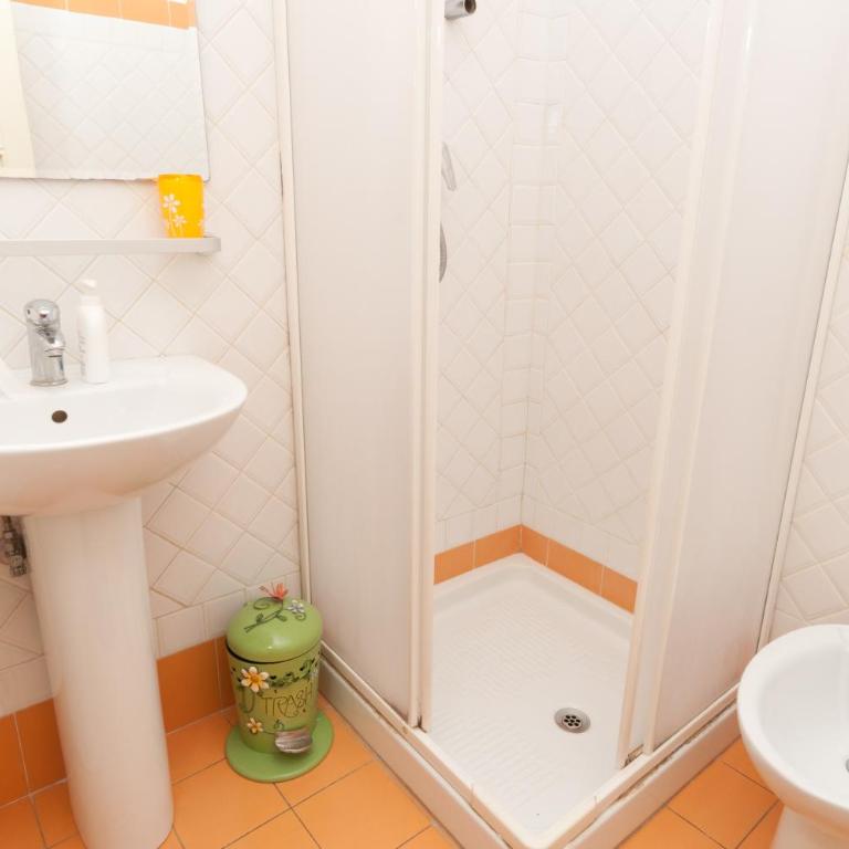 B&B A Casa Di Nancy - Camera Matrimoniale/Doppia con Letti Singoli con Bagno Privato Esterno - 5
