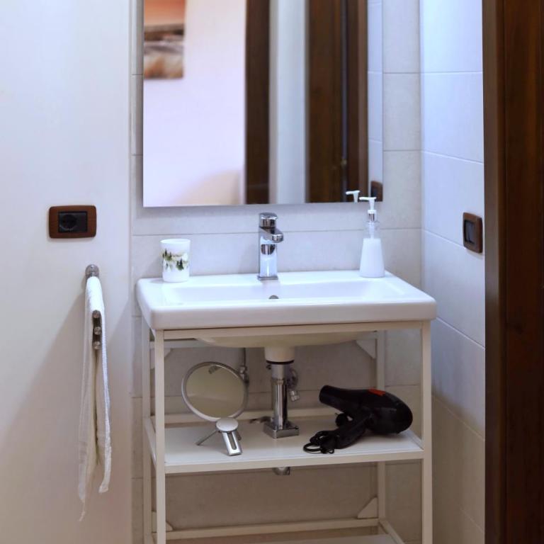 Cataneasy Rooms - Single Room with Private Bathroom - 5