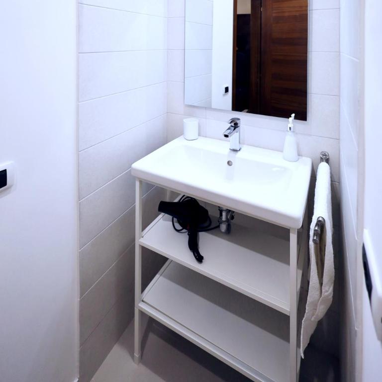 Cataneasy Rooms - Twin Room with Private Bathroom - 3