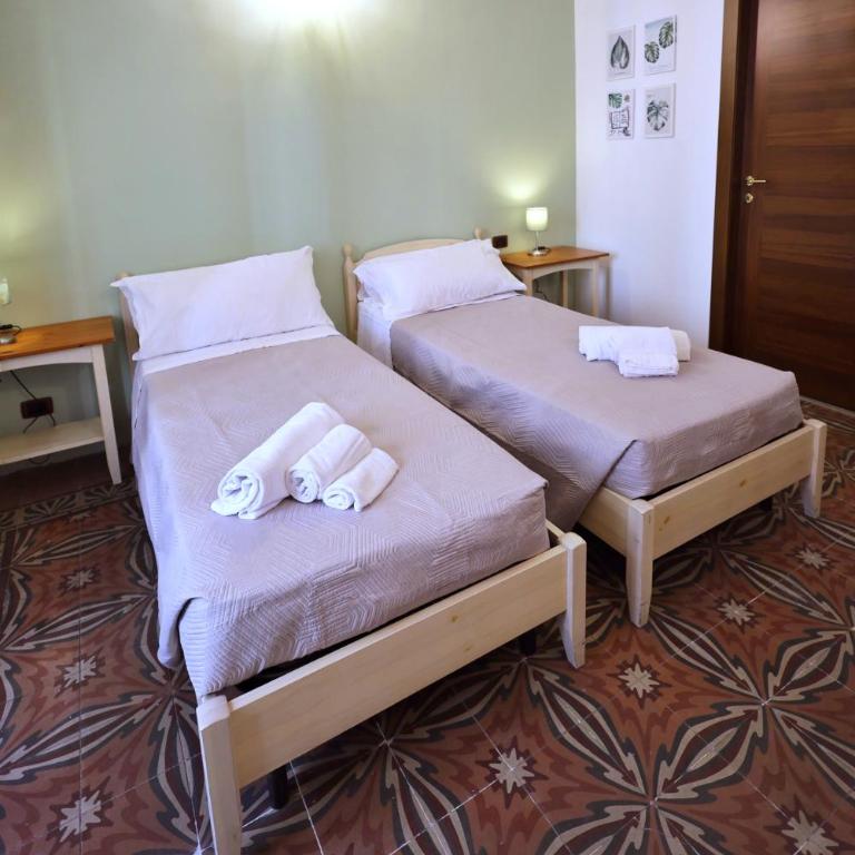Cataneasy Rooms - Twin Room with Private Bathroom - 4