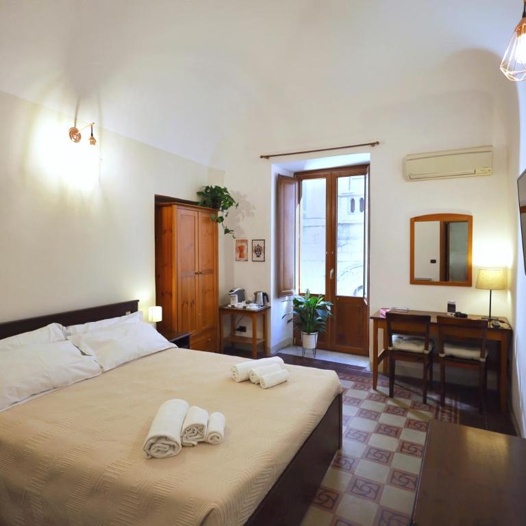 Cataneasy Rooms - Double Room with Private Bathroom - 1