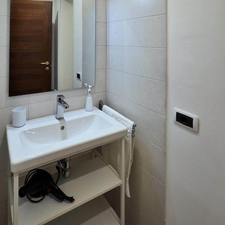 Cataneasy Rooms - Twin Room with Private Bathroom - 6