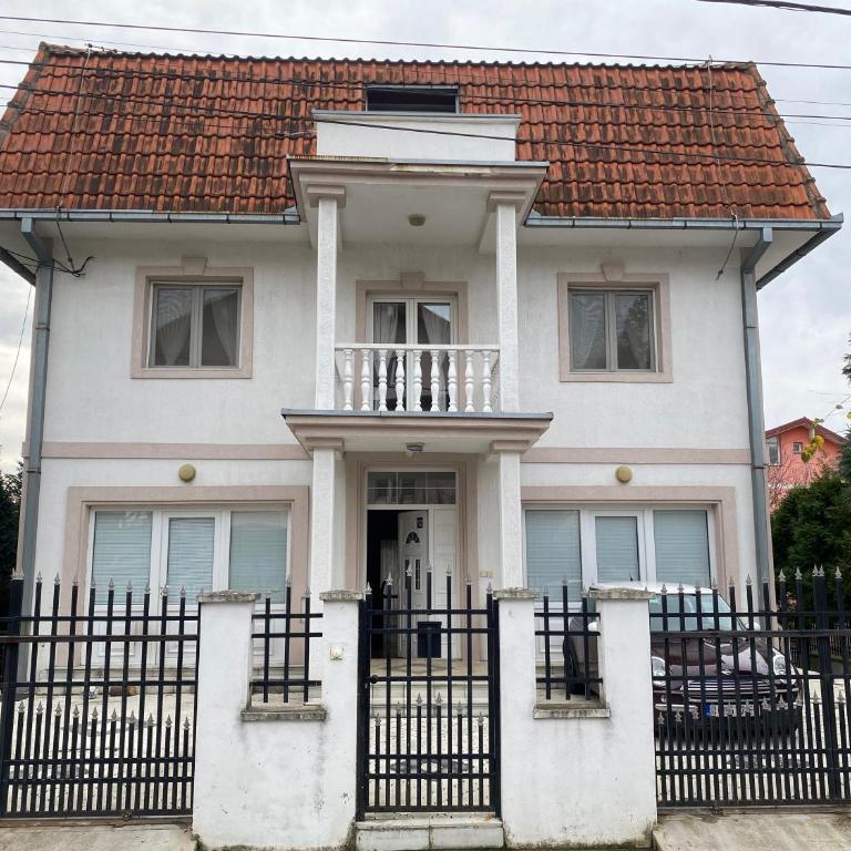 Rooms Jajinci - Dvokrevetna Soba sa Bračnim Krevetom i Terasom - 1