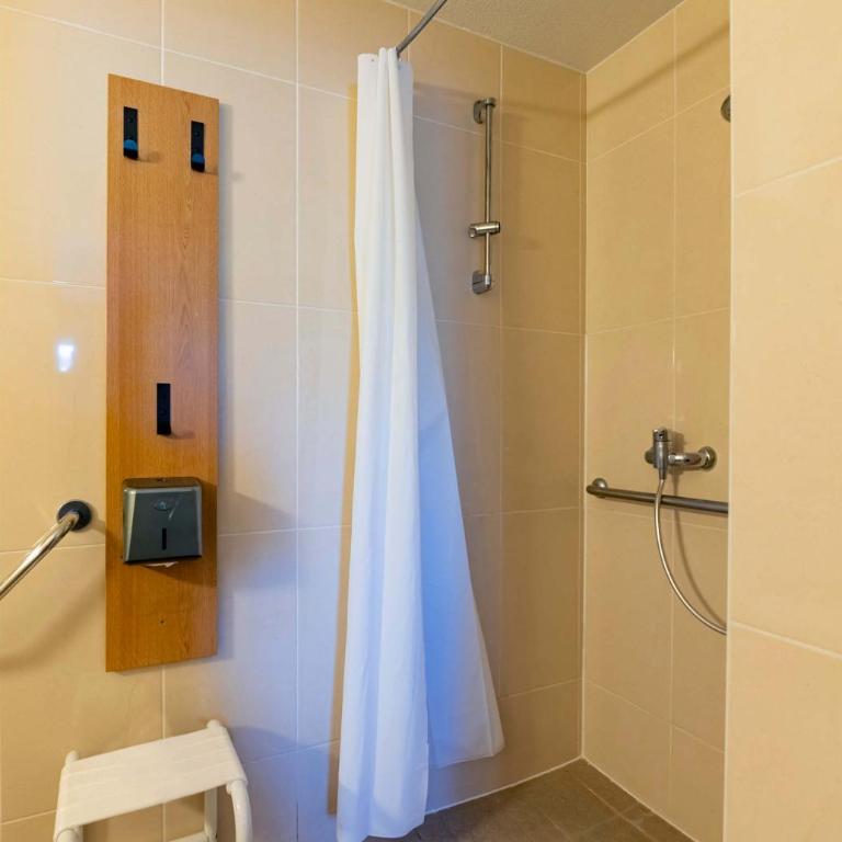 B&B HOTEL Saint-Etienne La Terrasse - Chambre Double - Accessible aux Personnes à Mobilité Réduite - Non-Fumeurs - 1
