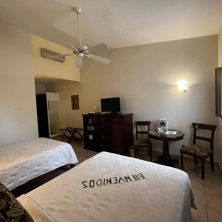 Hotel Hacienda Los Laureles - Habitación Doble con balcón - 2 camas dobles - 2
