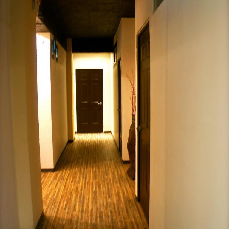 Aztic Hotel and Executive Suites - Budget Standard - 4