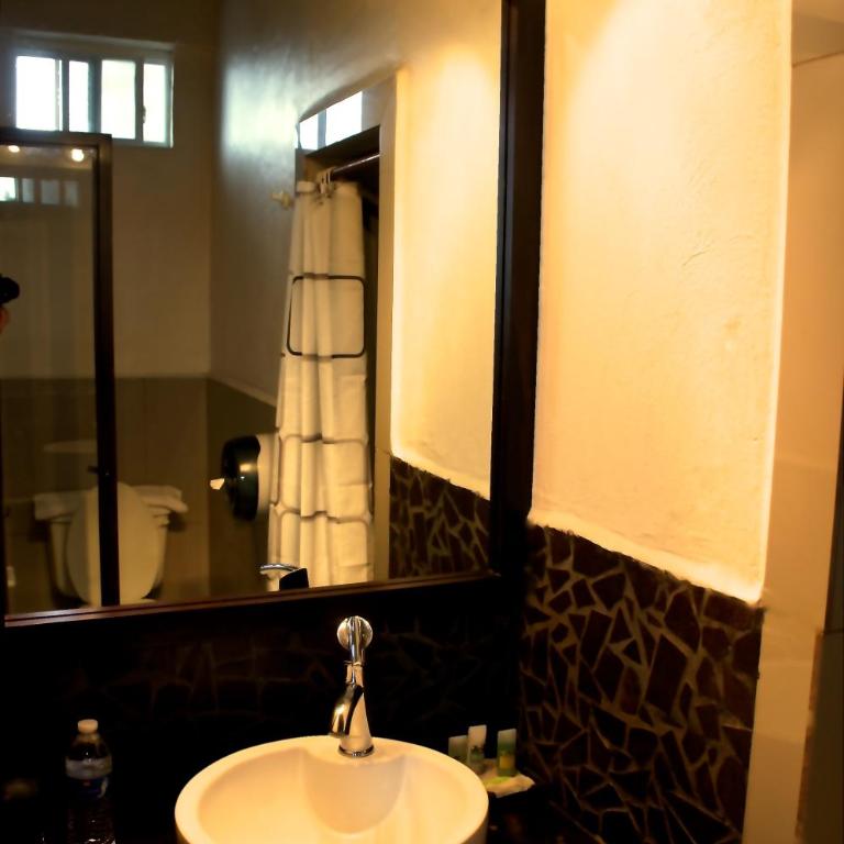 Aztic Hotel and Executive Suites - Budget Standard - 5