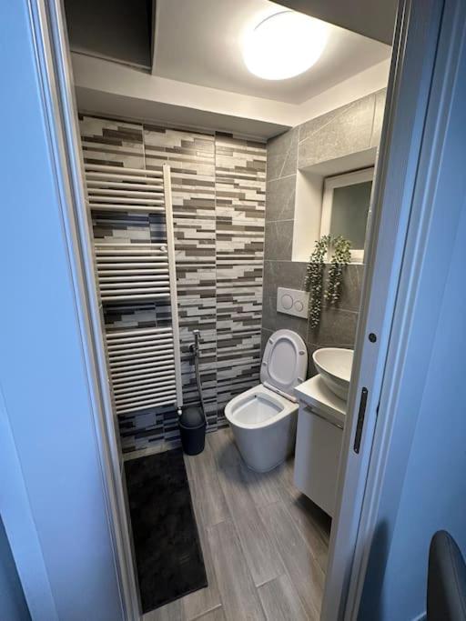 Rivers Malavolta - One-Bedroom Apartment - 11