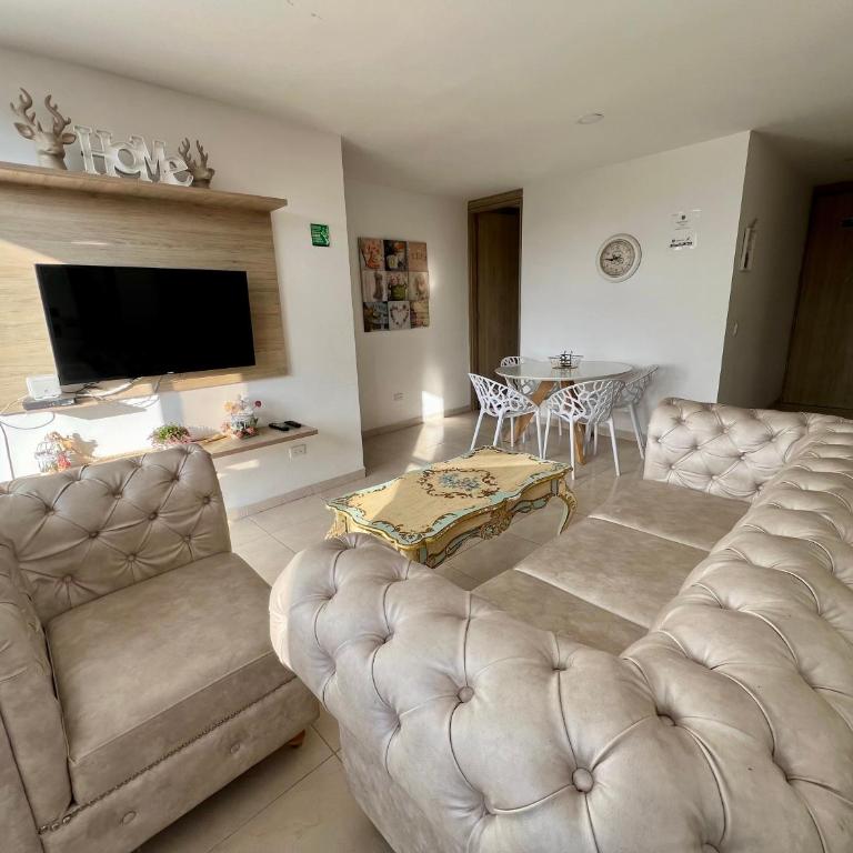 Aptos Plaza Principal, con y sin Vista al Embalse, frente Autobús, a 8 minutos de la Piedra del Peñol, TODO CERCA!!! - Apartamento con vistas al lago - 2